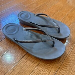 FitFlop Gray Black Thong Sandals